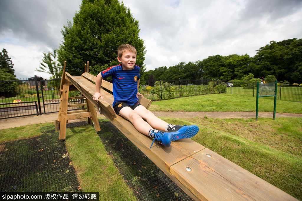 英国再现世界第一个儿童滑梯 距今九十多年竟没有边沿