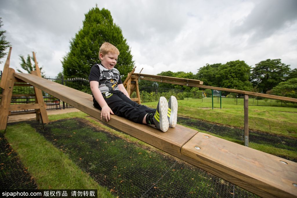 英国再现世界第一个儿童滑梯 距今九十多年竟没有边沿