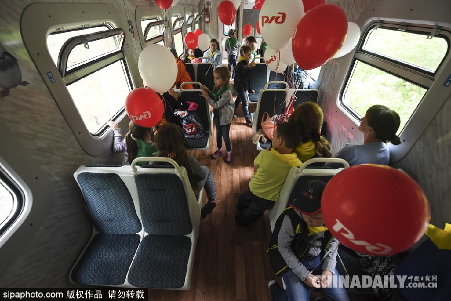 俄罗斯新西伯利亚运行儿童列车庆祝六一