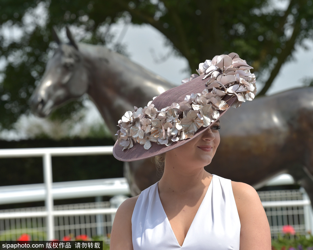 英国赛马节“女士日” 众美女上演“帽子戏法”