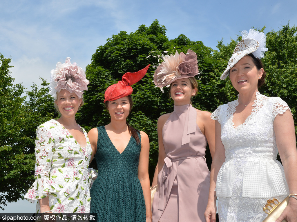 英国赛马节“女士日” 众美女上演“帽子戏法”
