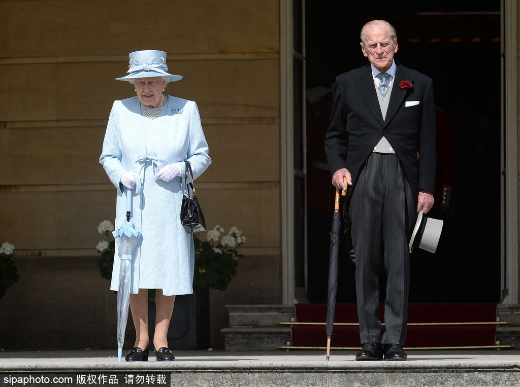 英国白金汉宫花园派对 女王伊丽莎白二世与菲利普亲王出席[1]- 中国日报网