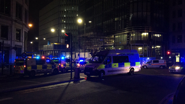 快讯：英国伦敦桥附近发生货车冲撞行人事件
