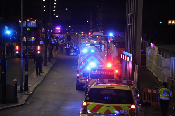 货车伦敦大桥冲撞袭击行人 已至少造成一人死亡