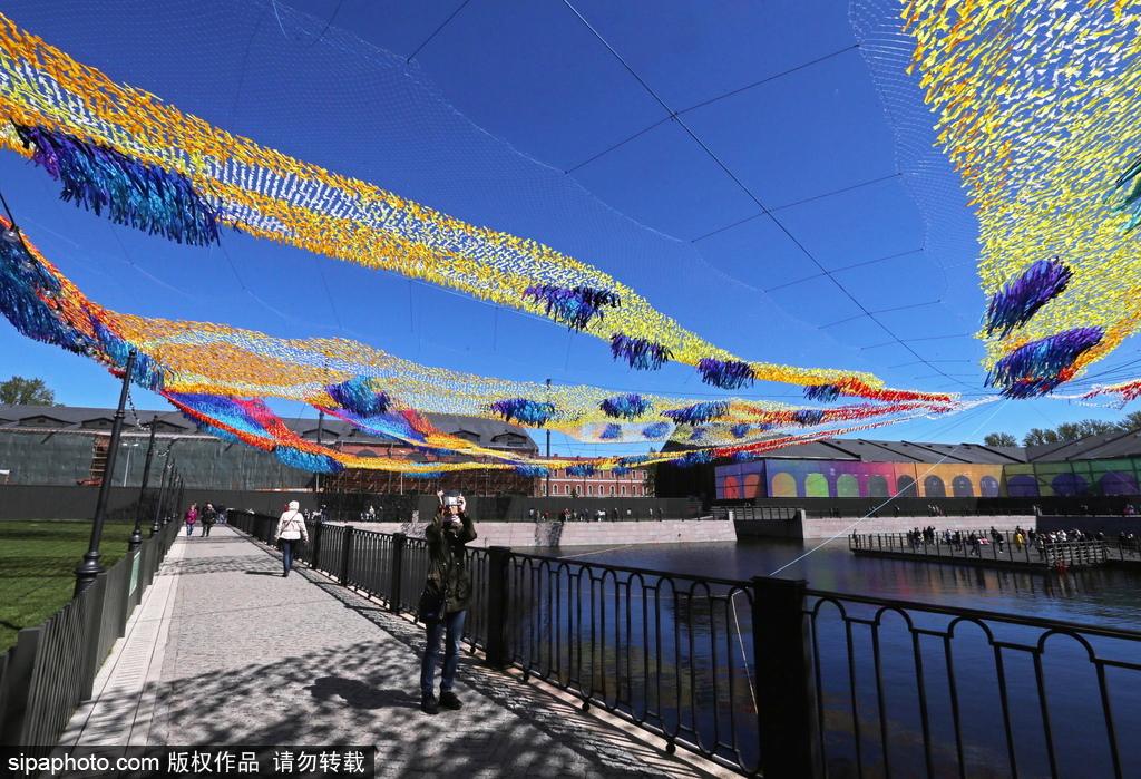 如坠凡间 俄罗斯艺术家创作“火鸟”降落伞织物艺术品