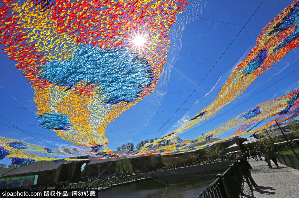 如坠凡间 俄罗斯艺术家创作“火鸟”降落伞织物艺术品