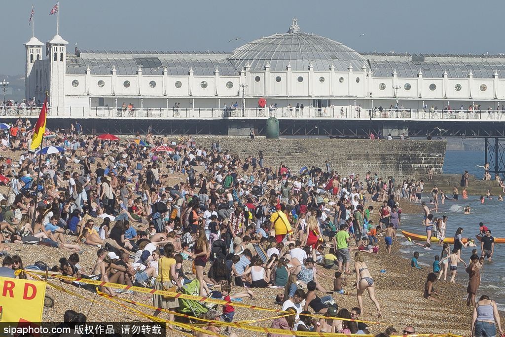 英国布莱顿民众扎堆海滩 享受夏日时光