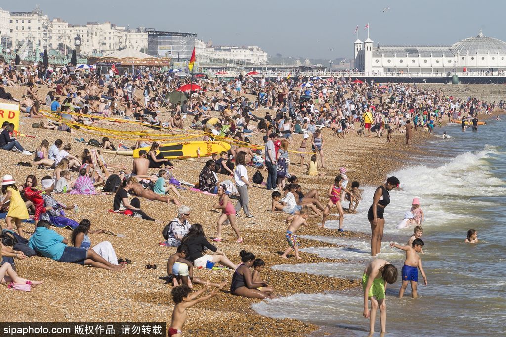 英国布莱顿民众扎堆海滩 享受夏日时光