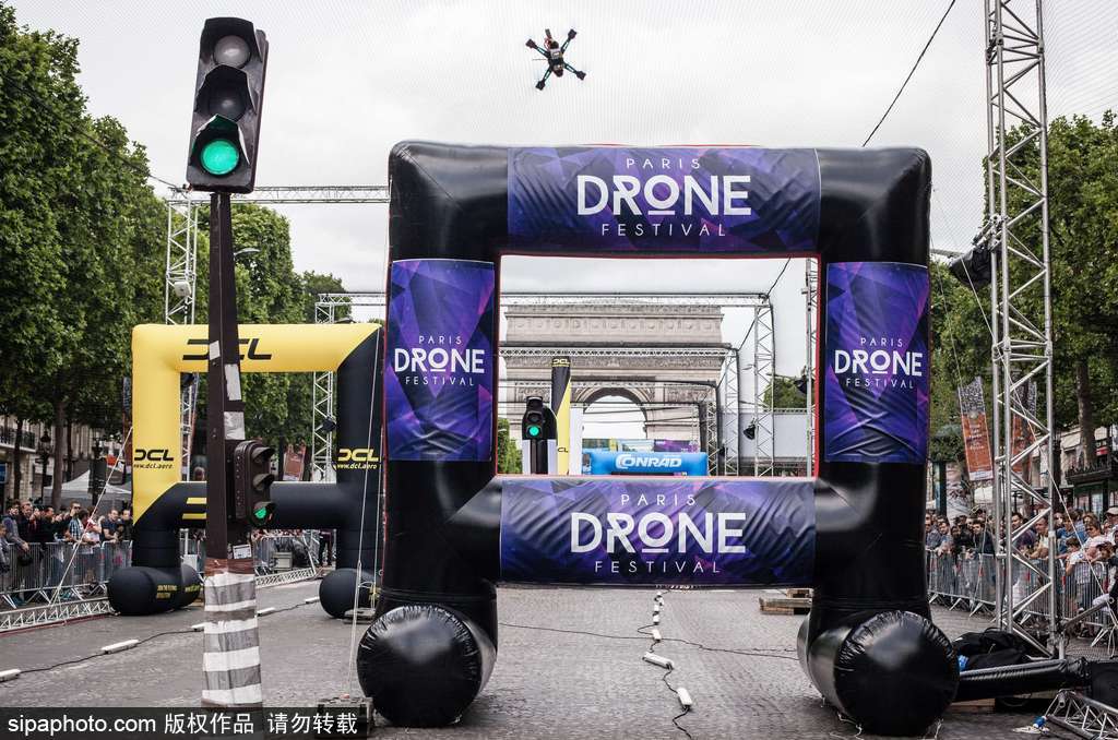 巴黎举办无人机节 42个国家参赛者香榭丽舍上演激情竞技