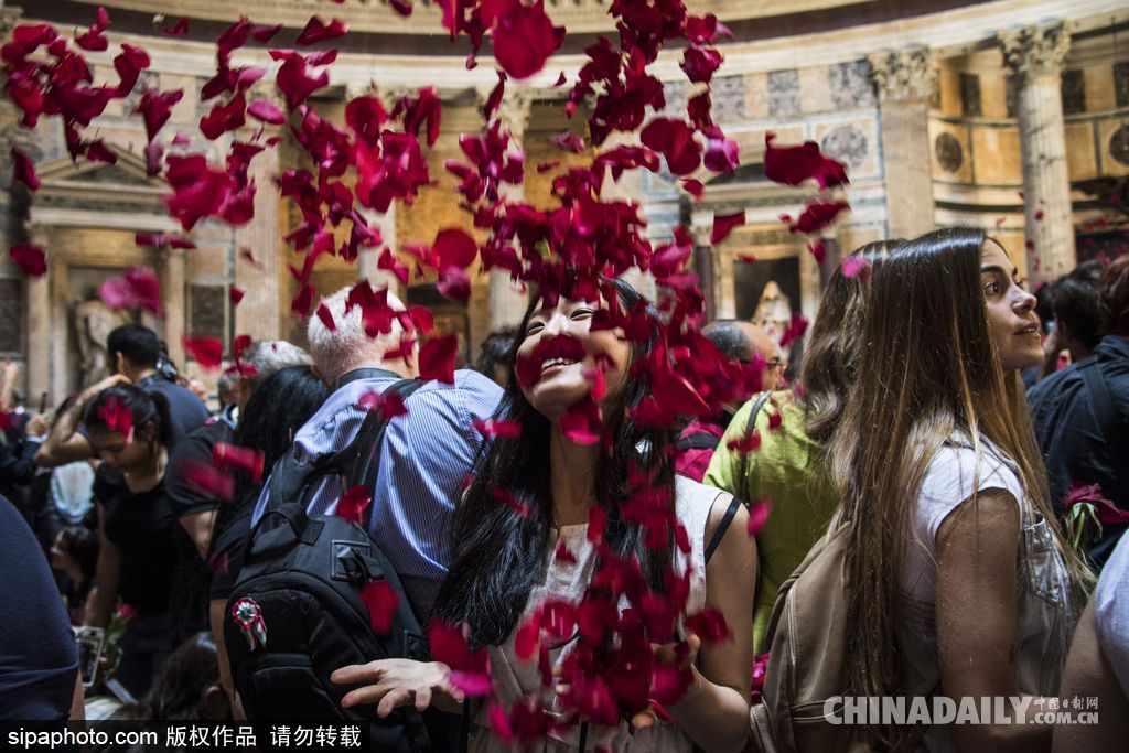 意大利万神庙五旬节弥撒 挥洒玫瑰花瓣浪漫绝美
