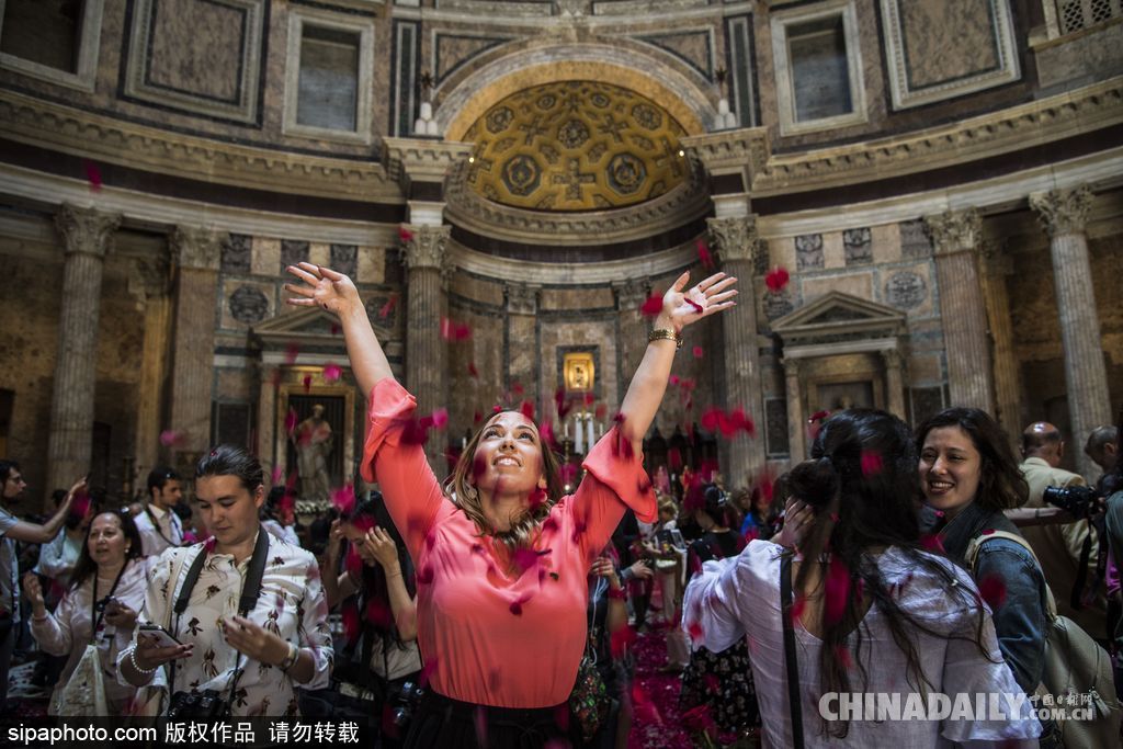 意大利万神庙五旬节弥撒 挥洒玫瑰花瓣浪漫绝美