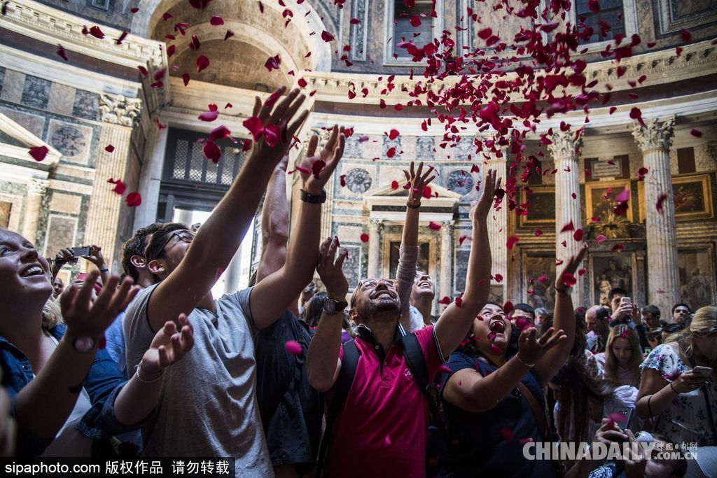 意大利万神庙五旬节弥撒 挥洒玫瑰花瓣浪漫绝美