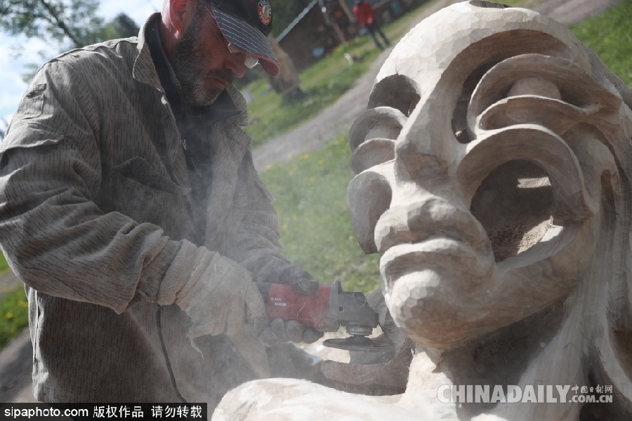 俄罗斯莫斯科举行首届根雕艺术节 形态各异