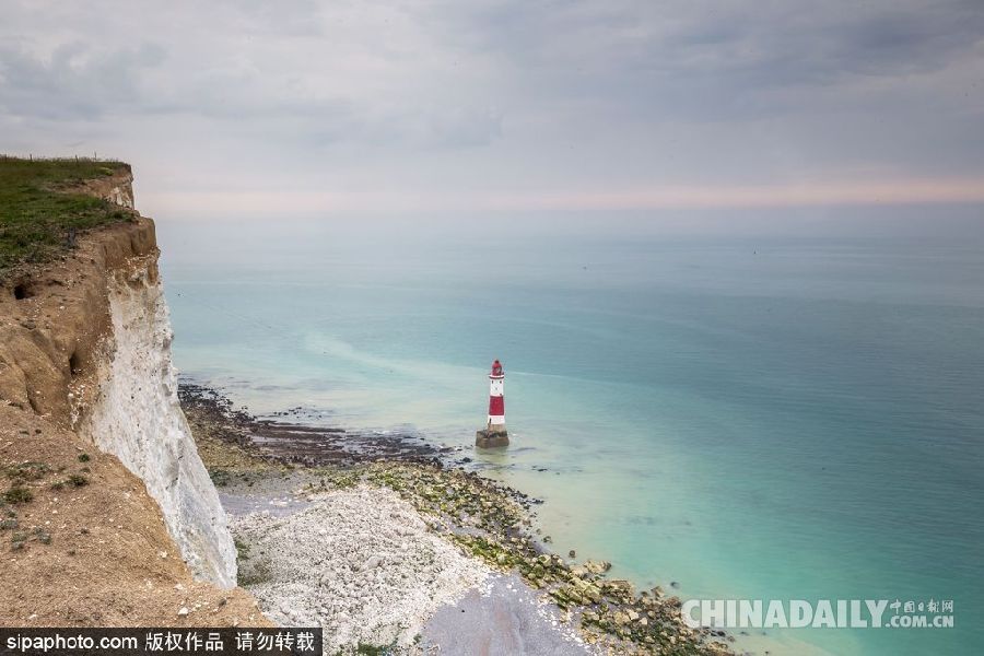 英国南部海岸迎最佳旅游季 碧海云天妆点最美海角