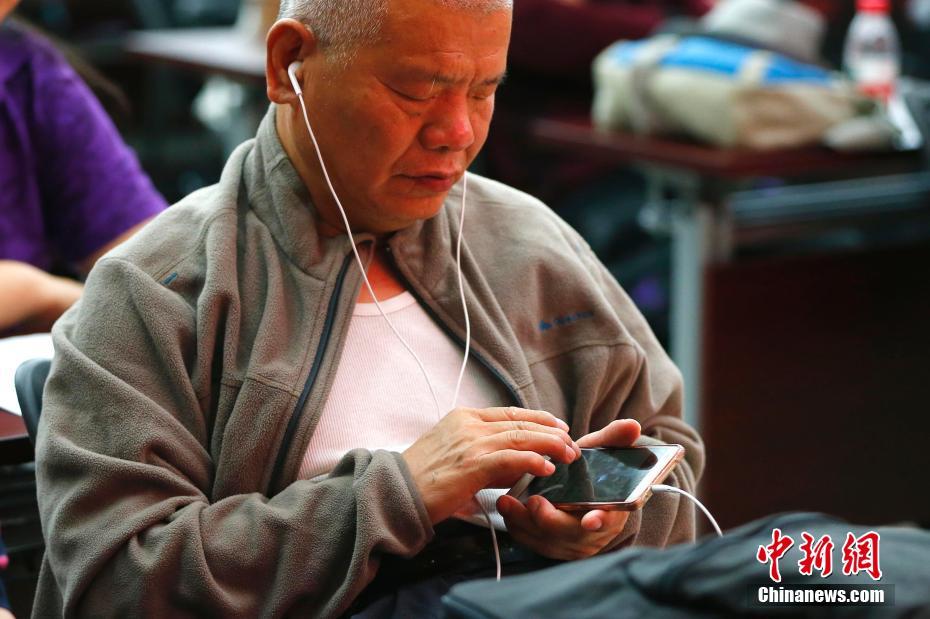 北京视障残疾人学用智能手机