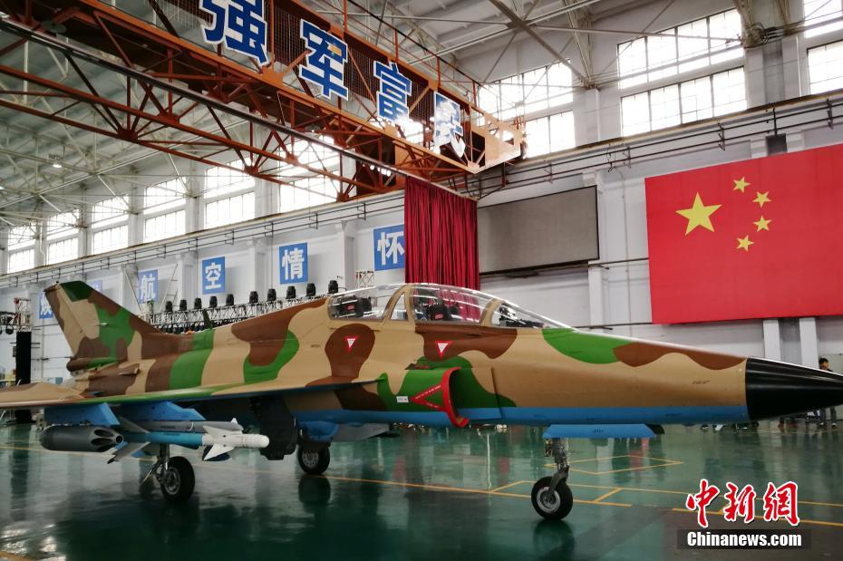 中国首架山鹰飞机外贸机总装下线
