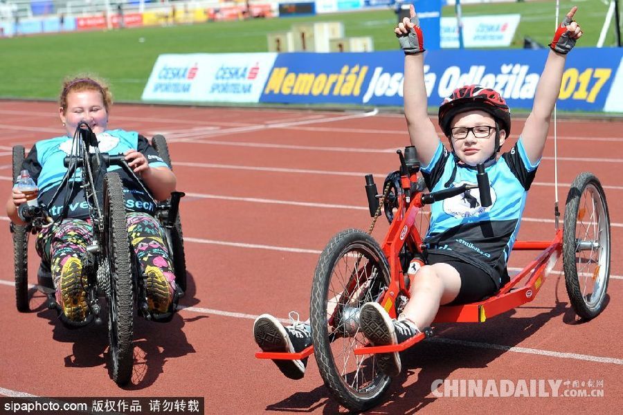 点燃生命之火 捷克举行残疾人田径比赛助残疾儿童享受运动乐趣