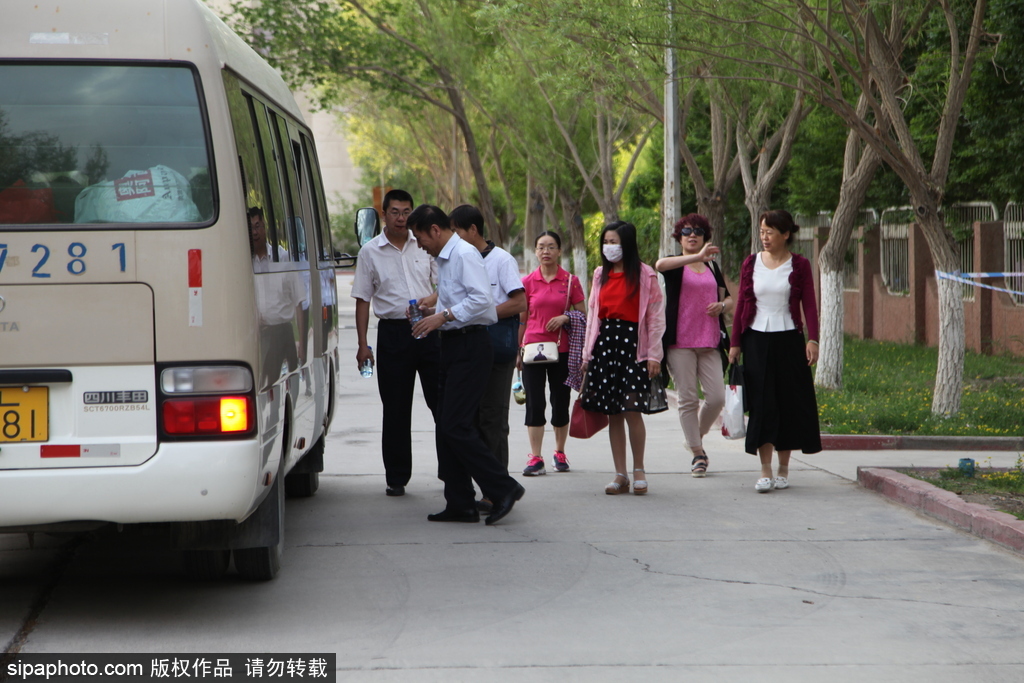 新疆哈密：高考第一日 低年级学生家长送考沿路壮行