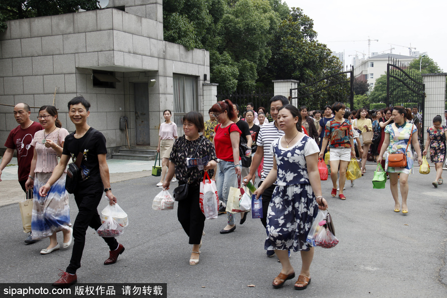 浙江桐庐：家长备高考爱心餐 满满是疼爱