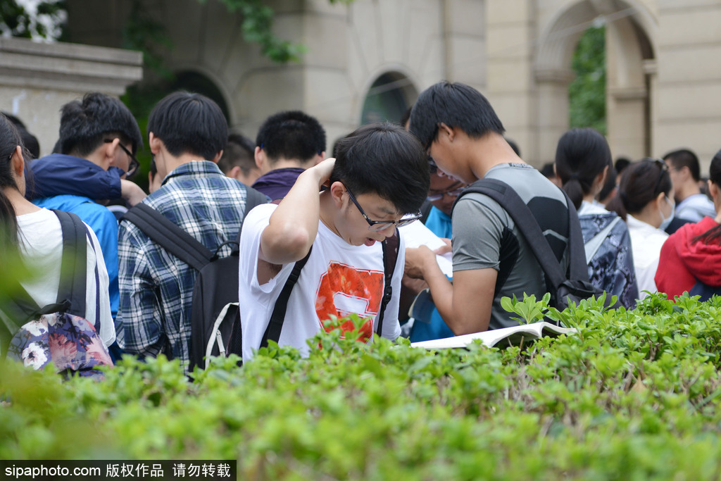 2017高考大幕开启 南京一中考点门口百态尽显