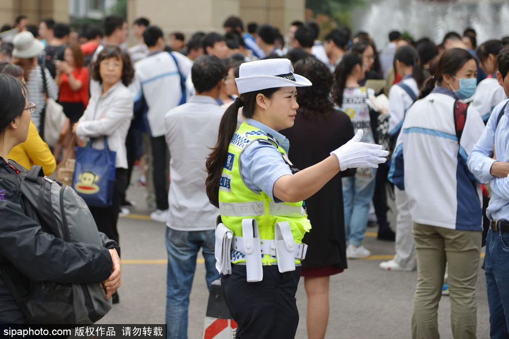 2017高考大幕开启 南京一中考点门口百态尽显