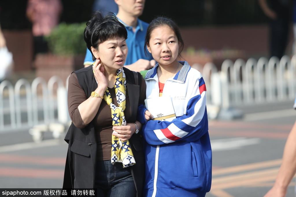 高考第一天 实拍北京考点外准备考试的学生