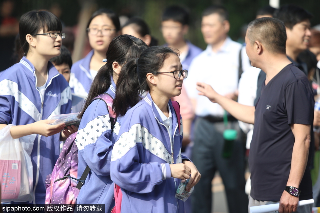 高考第一天 实拍北京考点外准备考试的学生