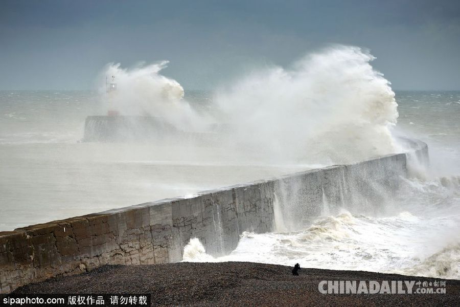 英国萨塞克斯海边惊涛拍岸 雄宏壮观