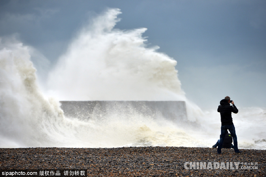 英国萨塞克斯海边惊涛拍岸 雄宏壮观