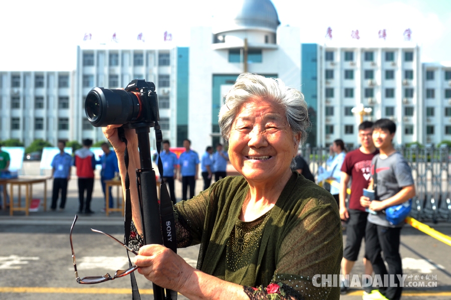 心系学子 山东81岁老奶奶连续9年到考点拍照记录高考点滴