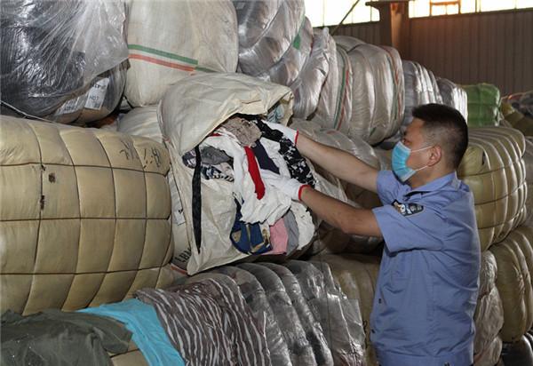 海关截获500吨韩国旧服装 有的来自太平间