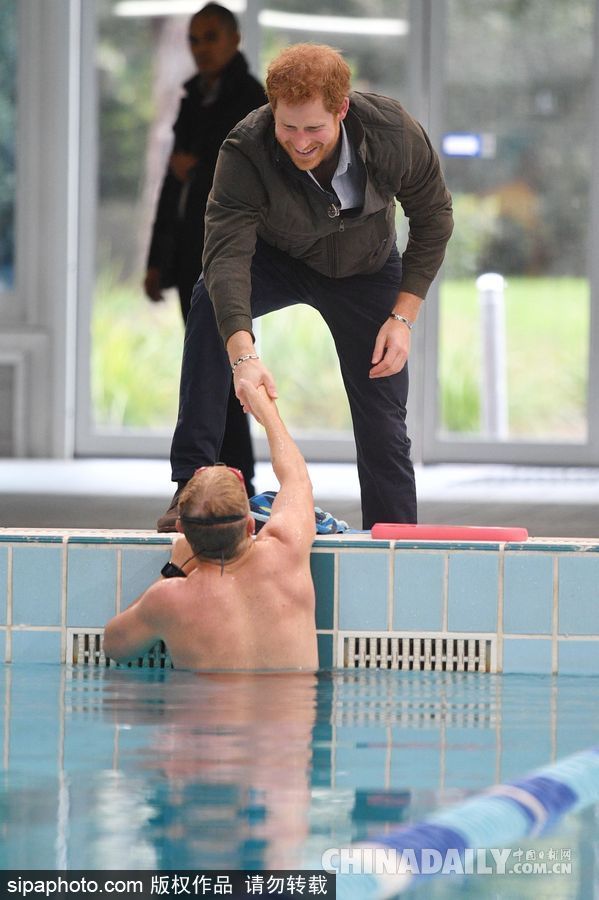 哈里王子到访悉尼奥森公园 与游泳运动员亲切握手