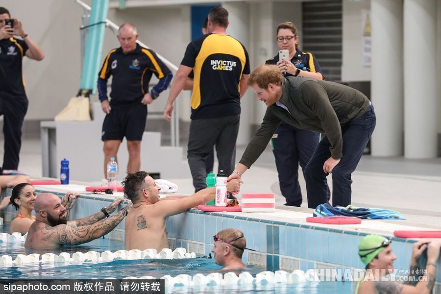 哈里王子到访悉尼奥森公园 与游泳运动员亲切握手