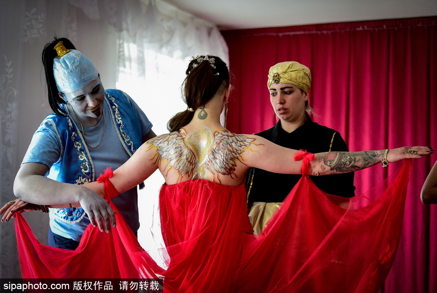 不输超模！俄罗斯女子监狱举行时装秀
