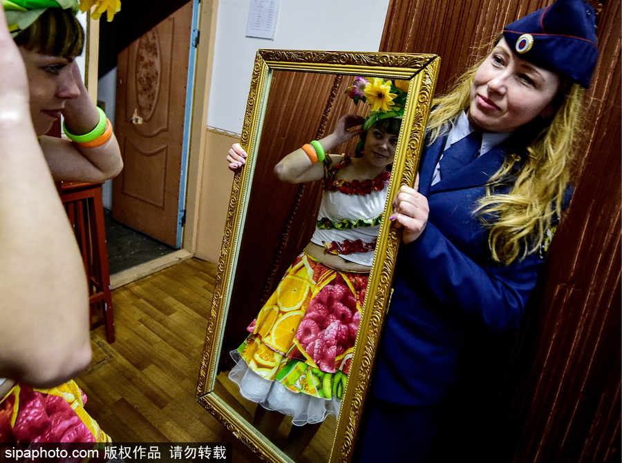 不输超模！俄罗斯女子监狱举行时装秀