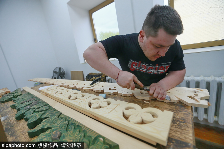 俄罗斯手工艺品厂 能工巧匠制作彩绘木制品