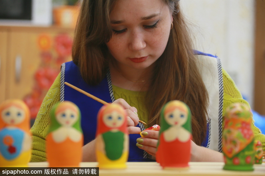 俄罗斯手工艺品厂 能工巧匠制作彩绘木制品