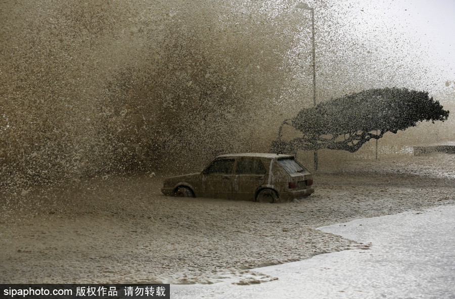 南非遭风暴袭击 大风掀巨浪席卷街道