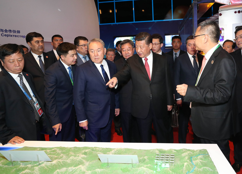 习近平同哈萨克斯坦总统纳扎尔巴耶夫共同参观阿斯塔纳专项世博会中国国家馆 并出席中哈亚欧跨境运输视频连线仪式