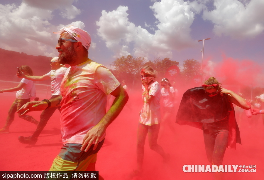 莫斯科彩色跑活力开跑 众选手置身红色海洋放飞自我