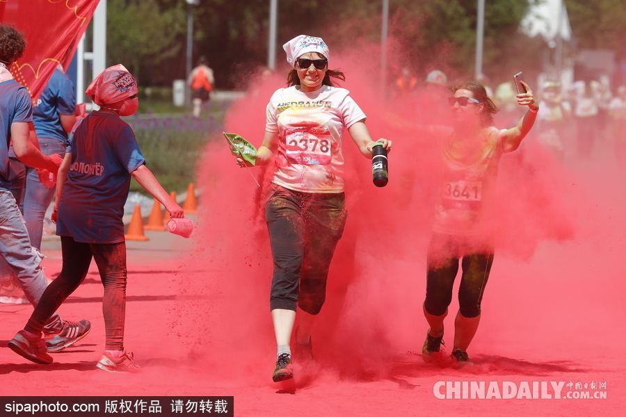 莫斯科彩色跑活力开跑 众选手置身红色海洋放飞自我