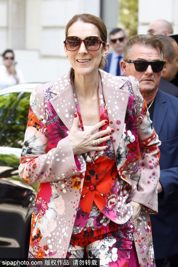 席琳·迪翁穿一身艳丽印花套装巴黎街头抢足了风头