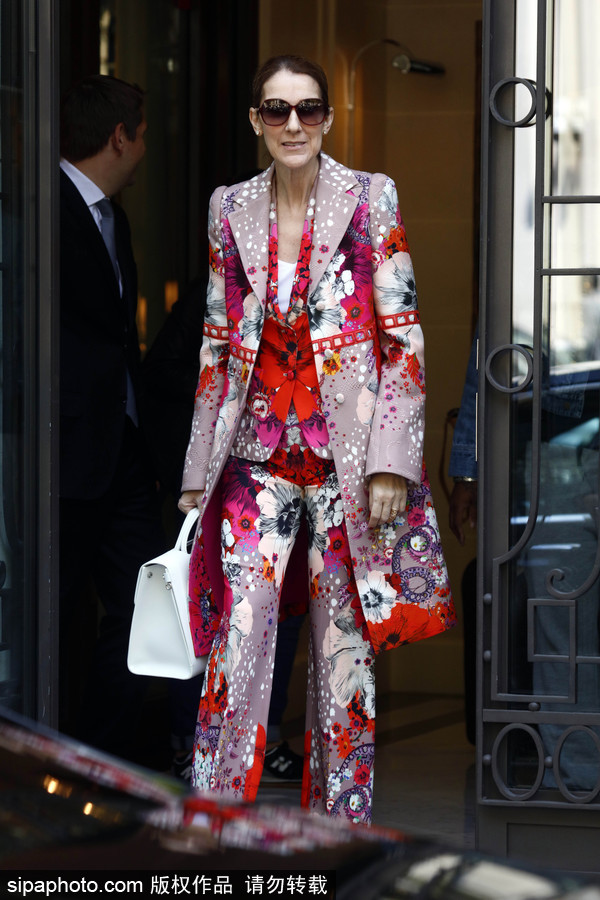 席琳·迪翁穿一身艳丽印花套装巴黎街头抢足了风头