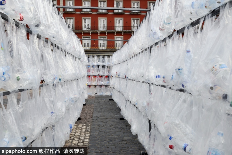 西班牙废弃物“城堡” 艺术家用废弃塑料袋瓶子打造街头装置