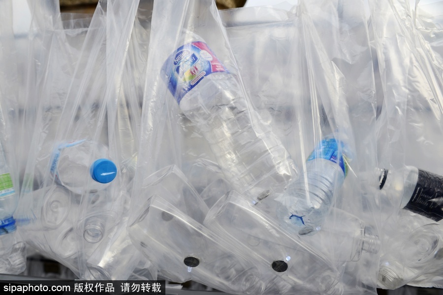 西班牙废弃物“城堡” 艺术家用废弃塑料袋瓶子打造街头装置