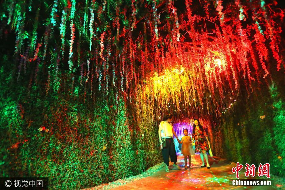 青岛999米地下长廊引游客享清凉 景观醉人