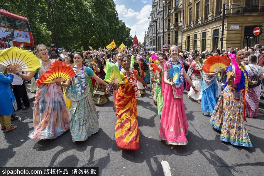 英国伦敦庆祝伦敦坛车节 民众一路载歌载舞