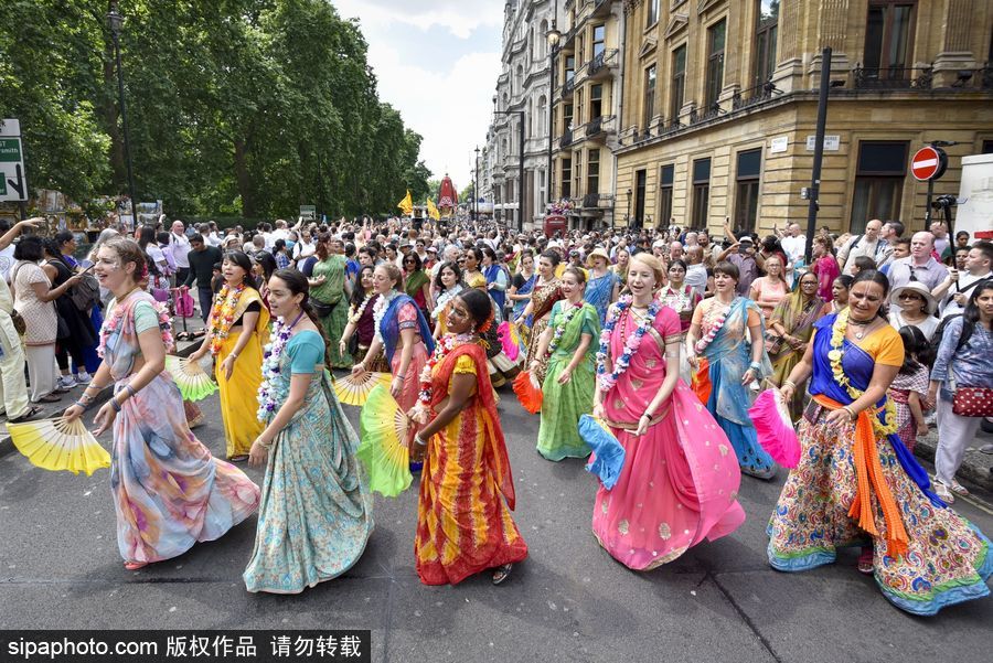 英国伦敦庆祝伦敦坛车节 民众一路载歌载舞