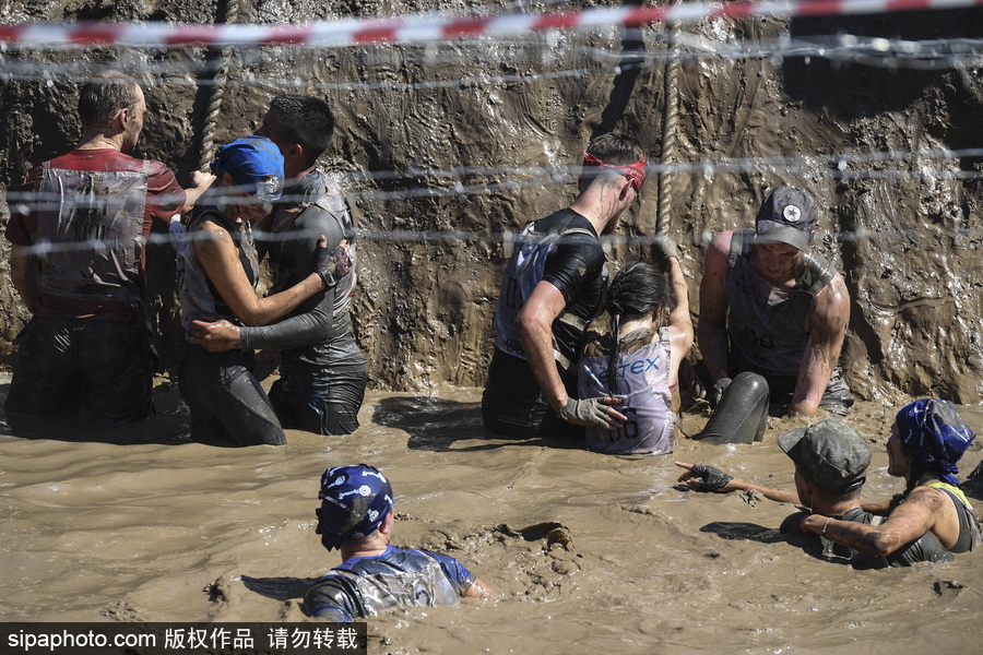 俄罗斯举行“英雄种族”障碍赛 猛男美女泥地摸爬滚打