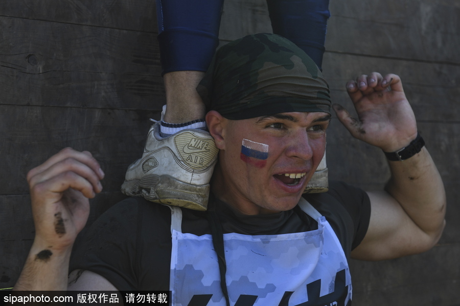 俄罗斯举行“英雄种族”障碍赛 猛男美女泥地摸爬滚打